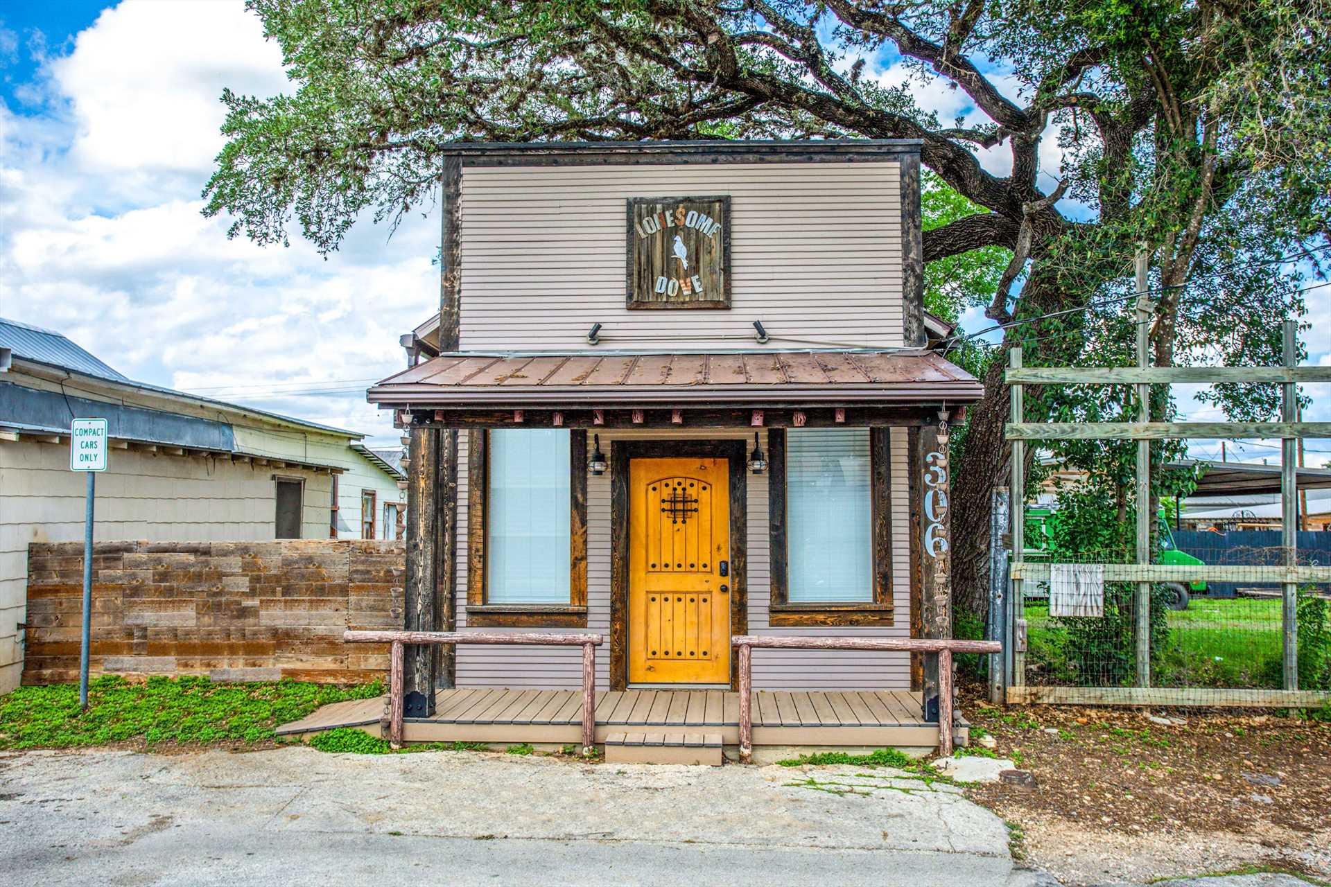                                                 Complete with hitchin' posts, Lonesome Dove is your getaway and gateway to everything Bandera has to offer!