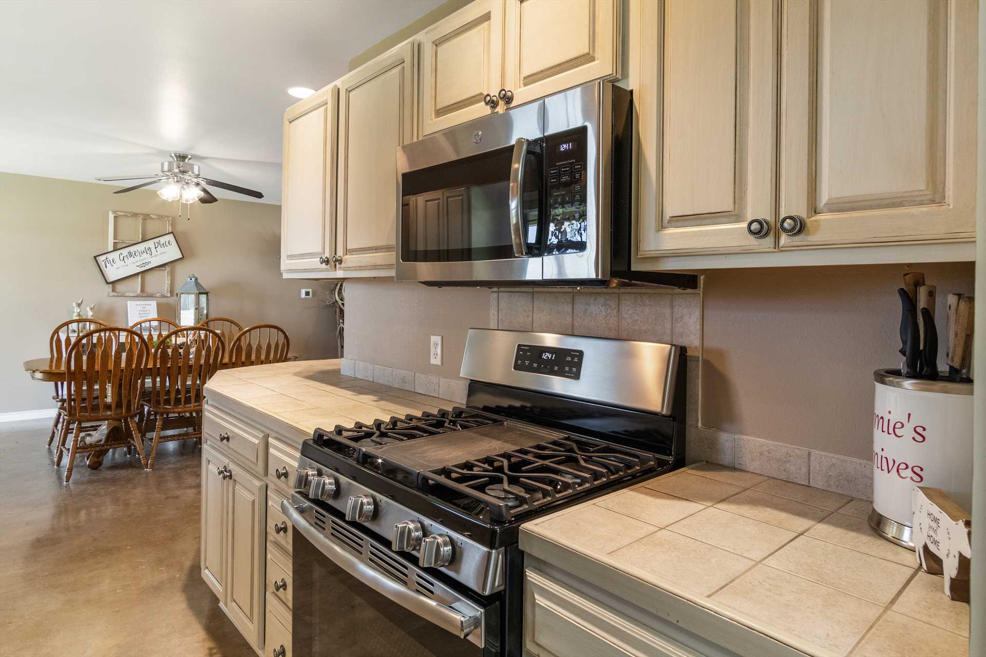                                                 A big four-burner stove top, roomy oven, and microwave make even the biggest family feasts easier to manage!
