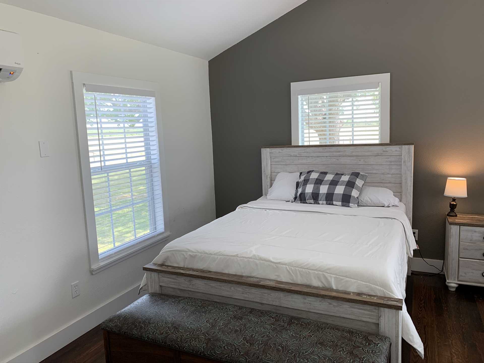                                                 All the bedrooms and bathrooms in the Retreat include clean and fresh liens for your comfort and convenience.