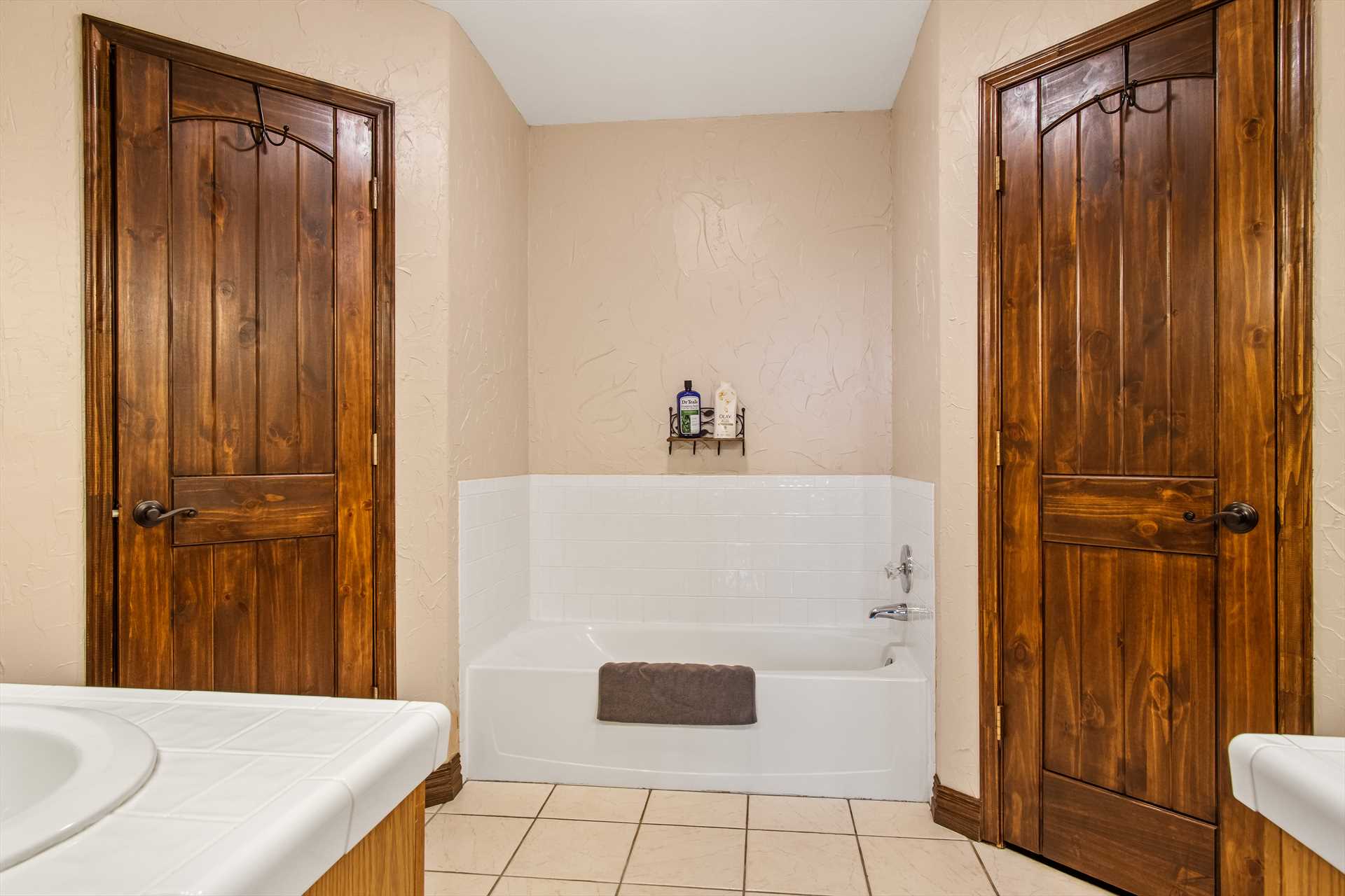                                                 The second bedroom at the Retreat has its own full bath, complete with a tub, shower, and twin vanities.
