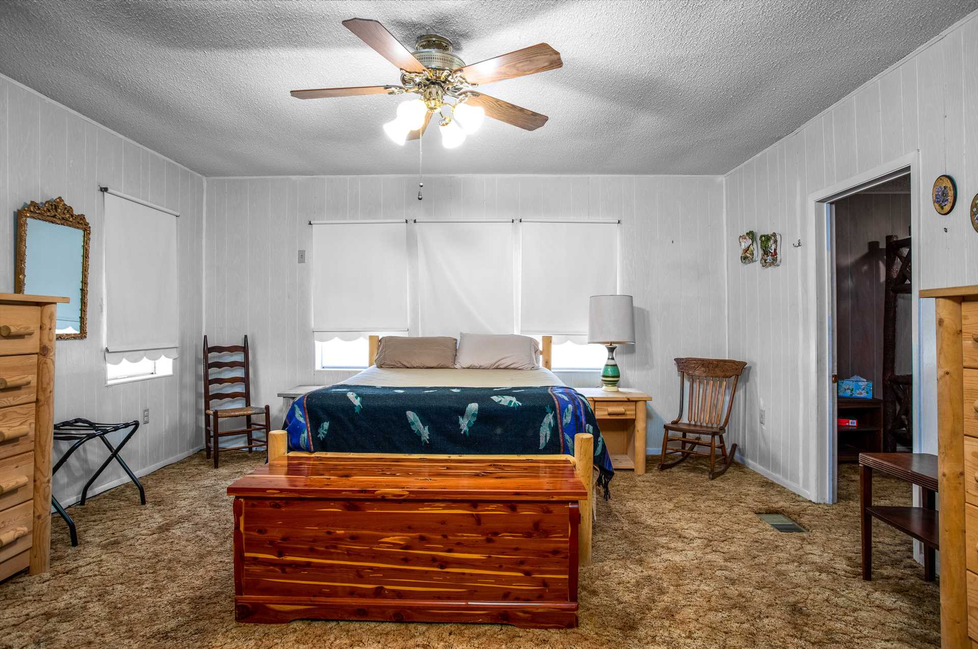                                                 With five spacious bedrooms, the 3H Ranch Mountain Retreat offers restful slumber for up to 17 people!