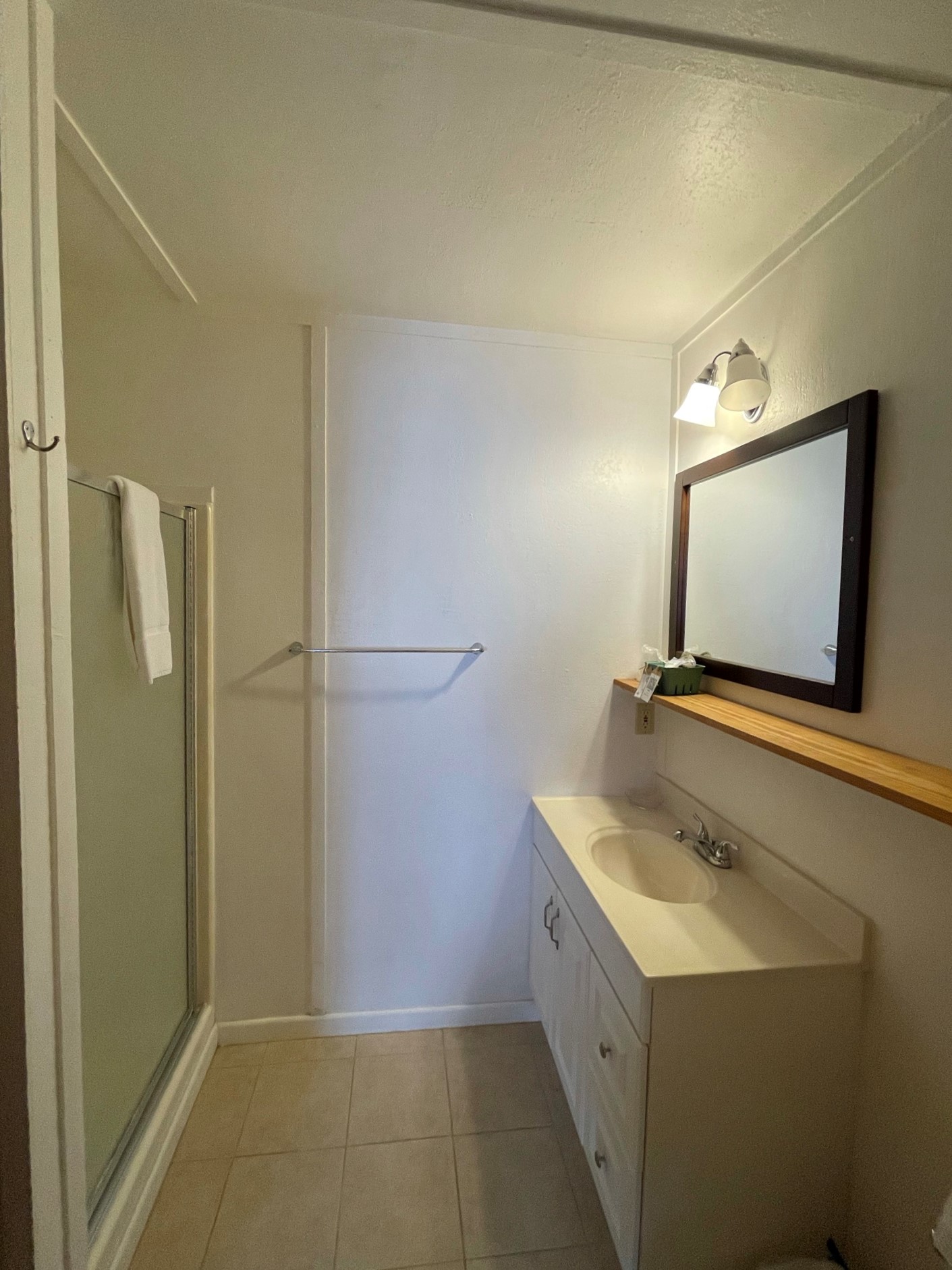                                                 Cleanup's simple in the spotless full bath, which includes a shower stall and clean bath linens!