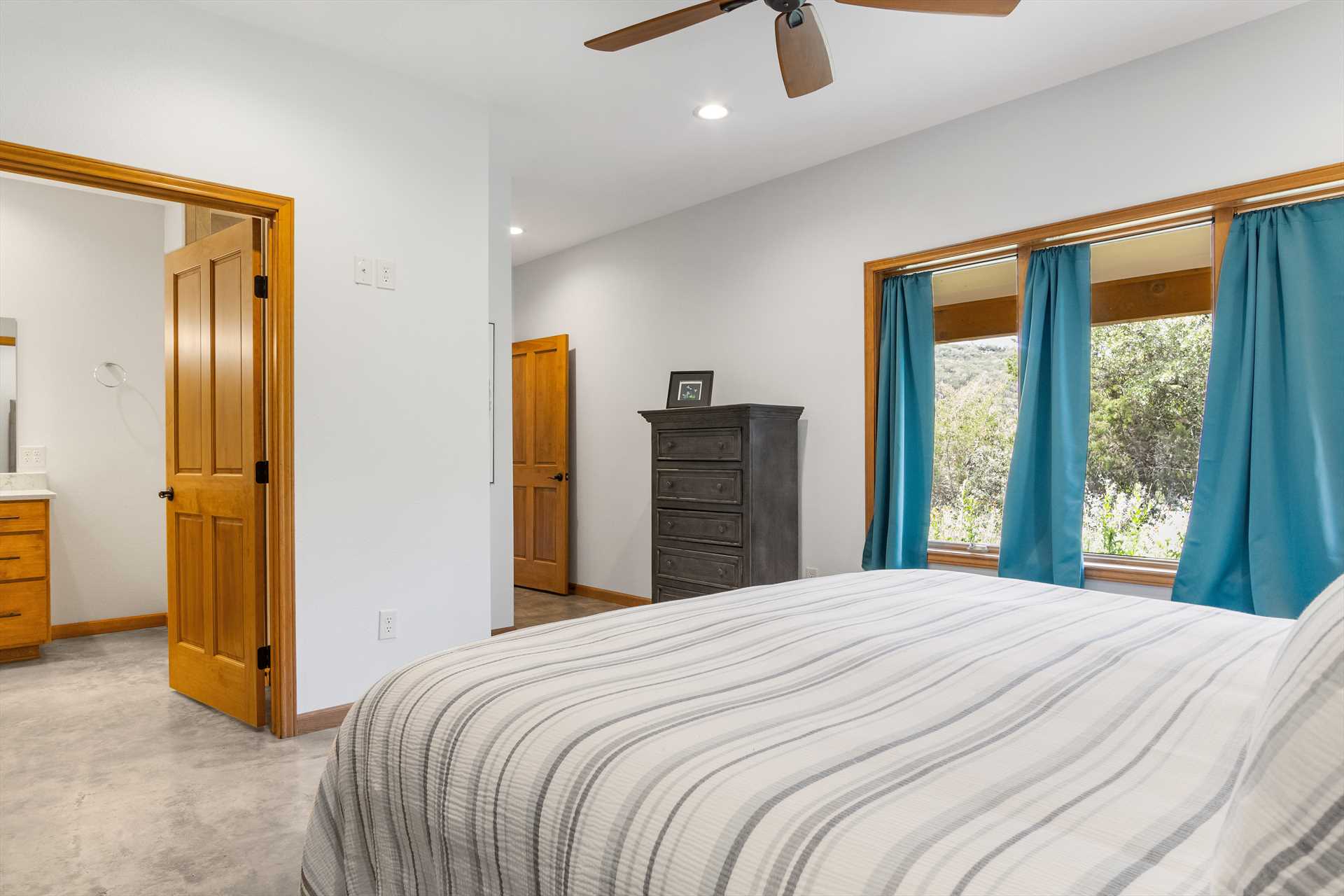                                                 Comfort and relaxation is key at the Roadrunner Canyon Ranch! That means plenty of natural light, central air and heat, and ceiling fans you can adjust to your liking.
