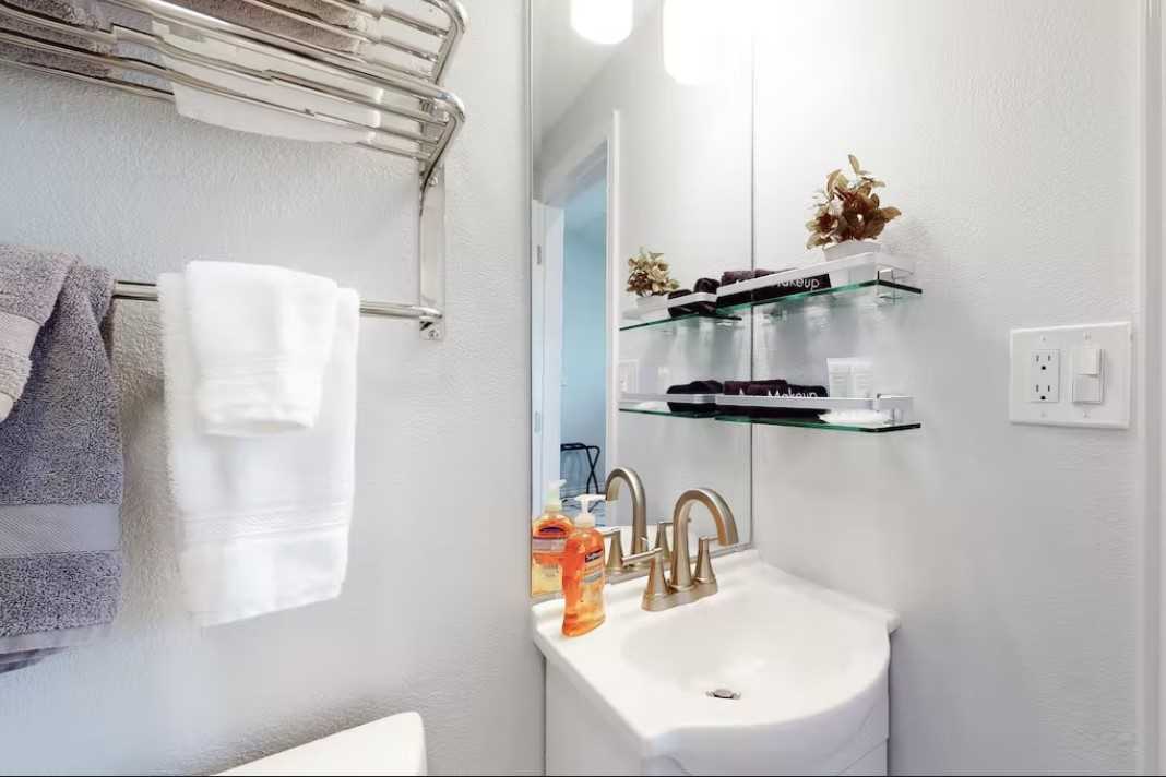                                                 The second full bath at the Oasis features all new-fixtures and vanities, as well as clean and fresh linens.